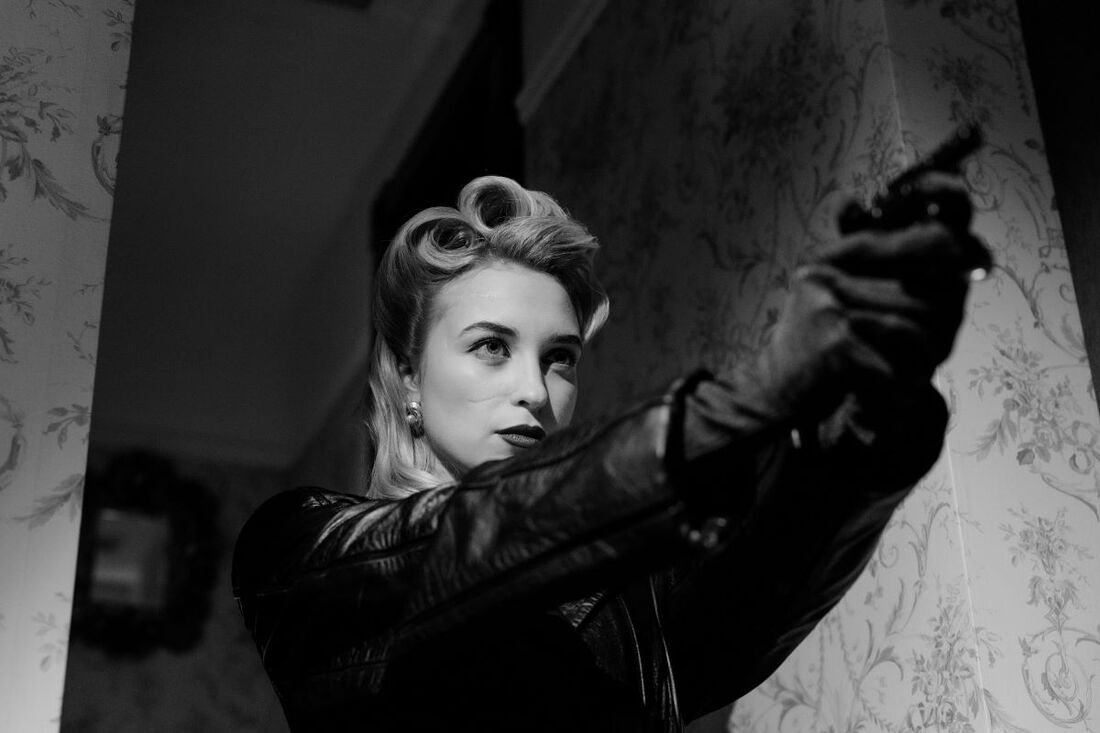 Black and white image of femme fatale from the 1940s
